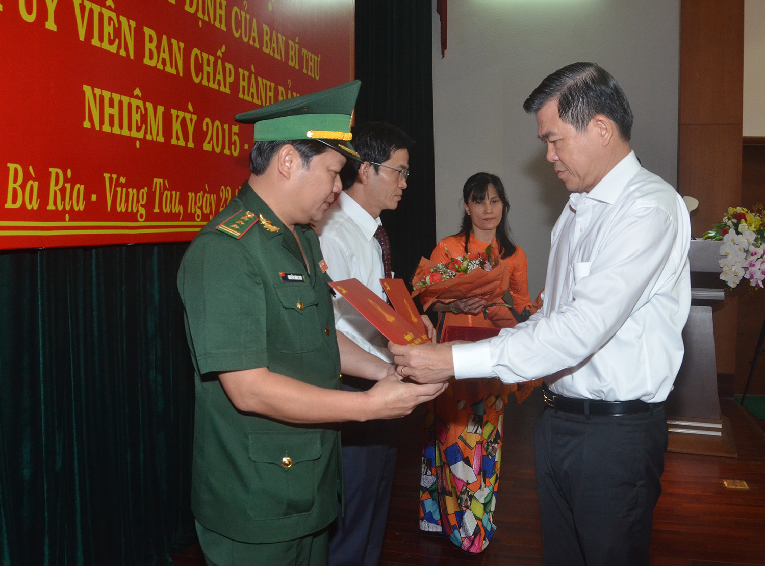 Ông Nguyễn Hồng Lĩnh, Ủy viên Trung ương Đảng, Bí thư Tỉnh ủy, Chủ tịch HĐND tỉnh trao Quyết định của Ban Bí thư Trung ương Đảng về việc chỉ định làm Ủy viên BCH Đảng bộ tỉnh, nhiệm kỳ 2015-2020 cho ông Nguyễn Hùng Sơn.