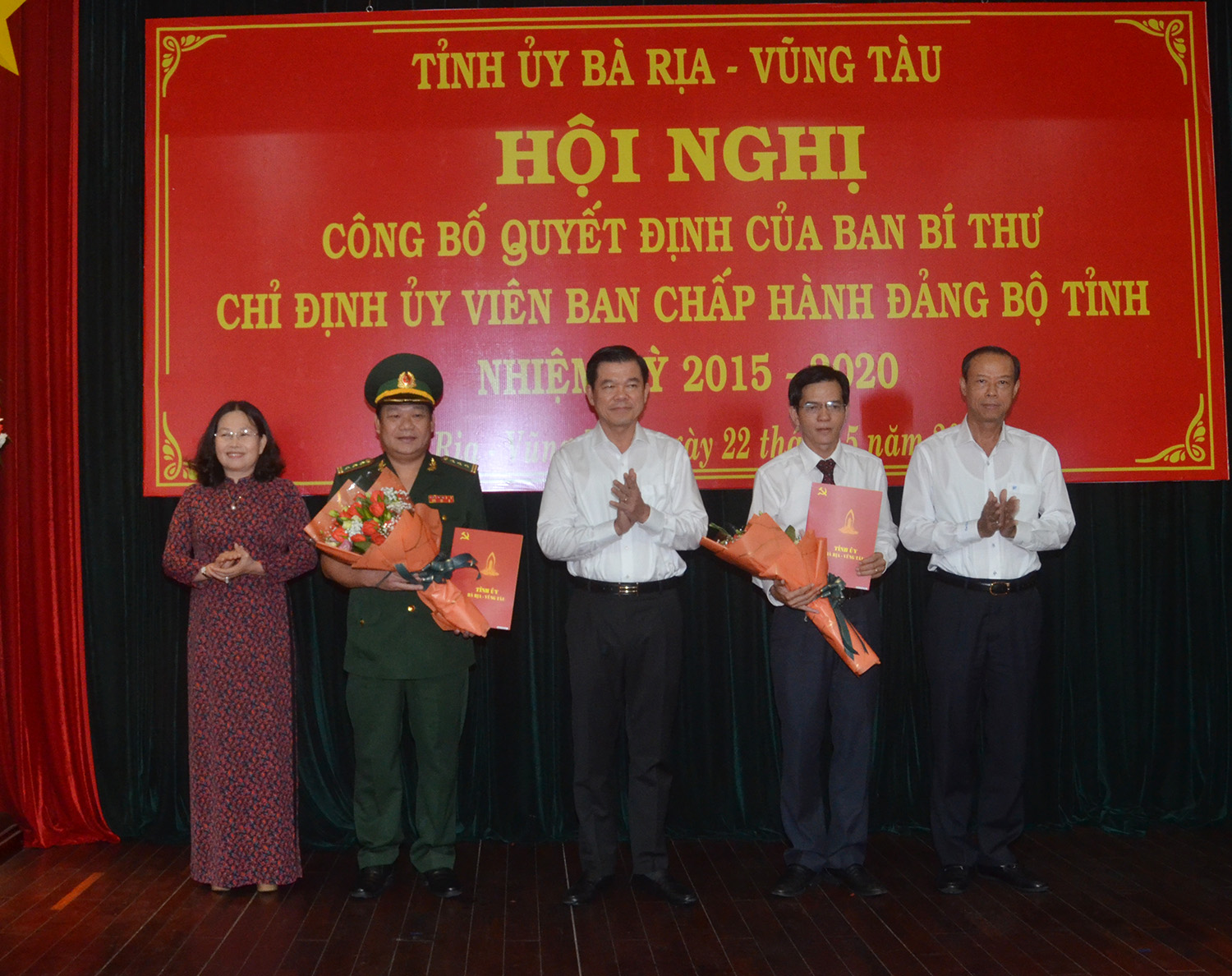 Ông Nguyễn Hồng Lĩnh, Ủy viên Trung ương Đảng, Bí thư Tỉnh ủy, Chủ tịch HĐND tỉnh; bà Nguyễn Thị Yến, Phó Bí thư Thường trực Tỉnh ủy, Trưởng Đoàn ĐBQH tỉnh và ông Nguyễn Văn Thọ, Phó Bí thư Tỉnh ủy, Chủ tịch UBND tỉnh trao quyết định, tặng hoa chúc mừng và chụp hình lưu niệm với 2 cán bộ.