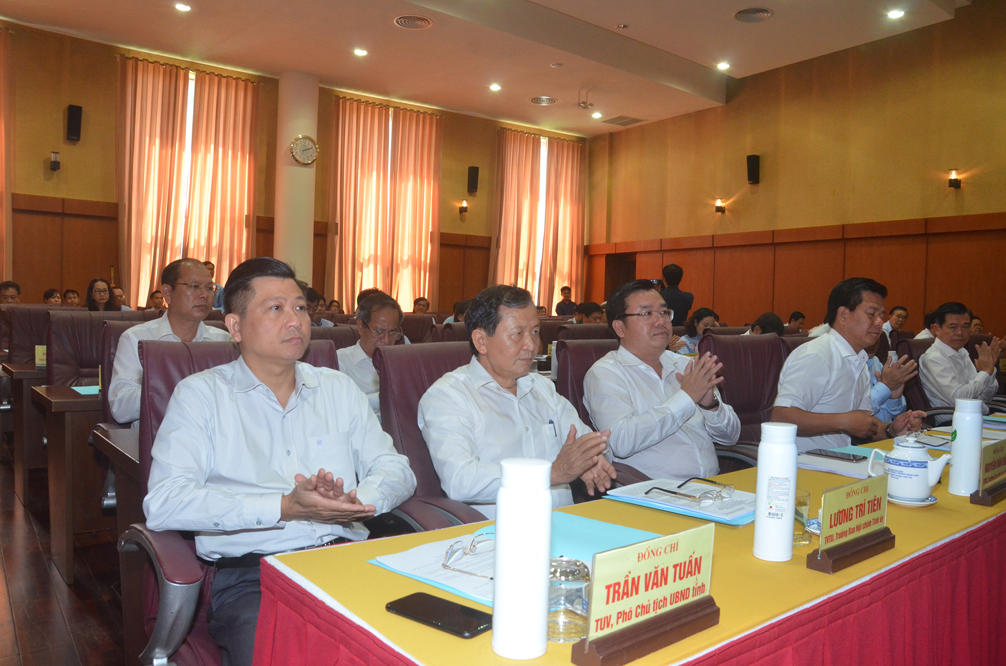 Ông Nguyễn Hồng Lĩnh, Ủy viên Trung ương Đảng, Bí thư Tỉnh ủy, Chủ tịch HĐND tỉnh phát biểu giao nhiệm vụ cho 2 cán bộ được chỉ định làm Ủy viên BCH Đảng bộ tỉnh, nhiệm kỳ 2015-2020.