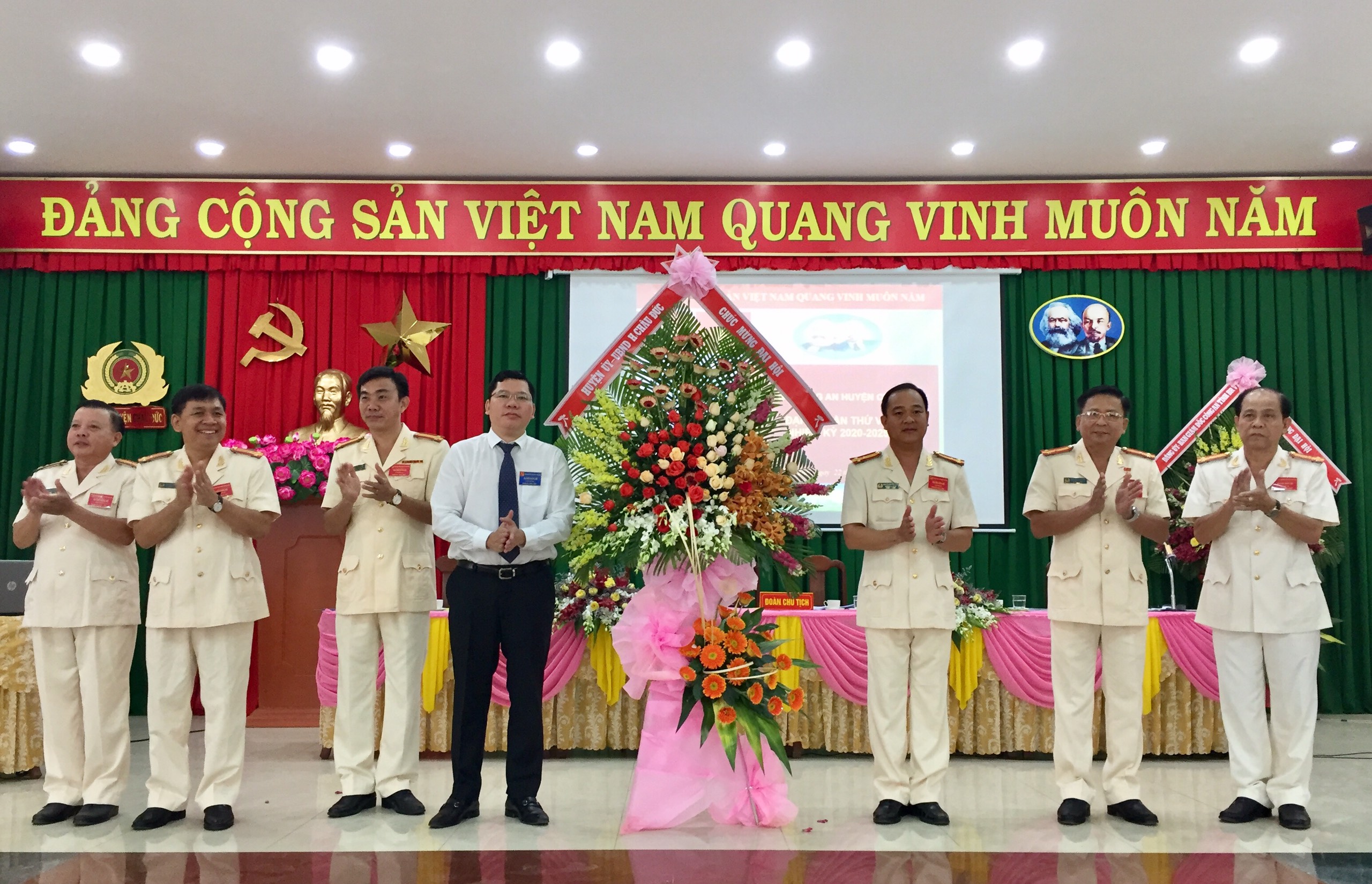 ông Hoàng Nguyên Dinh, Chủ tịch UBND huyện Châu Đức tặng hoa chúc mừng đại hội