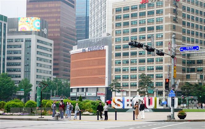 Người dân di chuyển trên đường phố tại Seoul, Hàn Quốc.