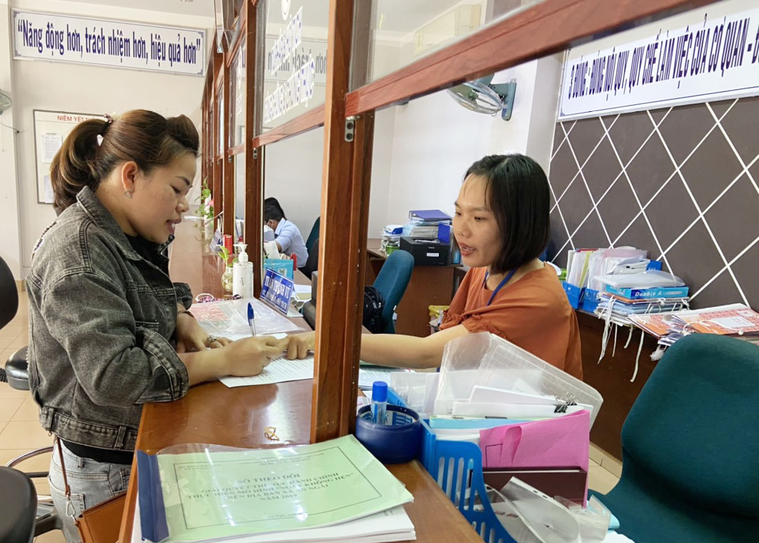 Công chức Bộ phận một cửa UBND xã An Ngãi (huyện Long Điền) hướng dẫn người dân làm thủ tục hành chính. Ảnh: HỒNG PHƯƠNG