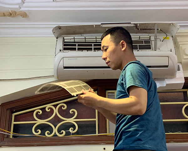 Thợ sửa điều hòa trong mùa nóng có thu nhập từ 1-1,5 triệu đồng ngày.