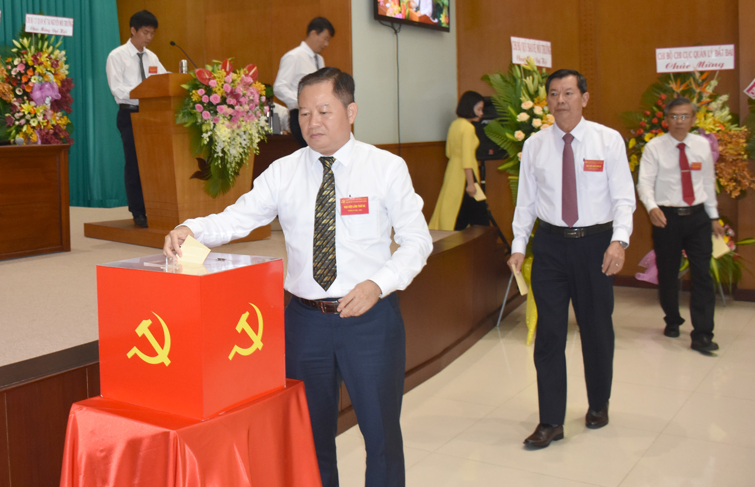 Các đại biểu bỏ phiếu bầu BCH Đảng bộ Sở TN-MT nhiệm kỳ mới.