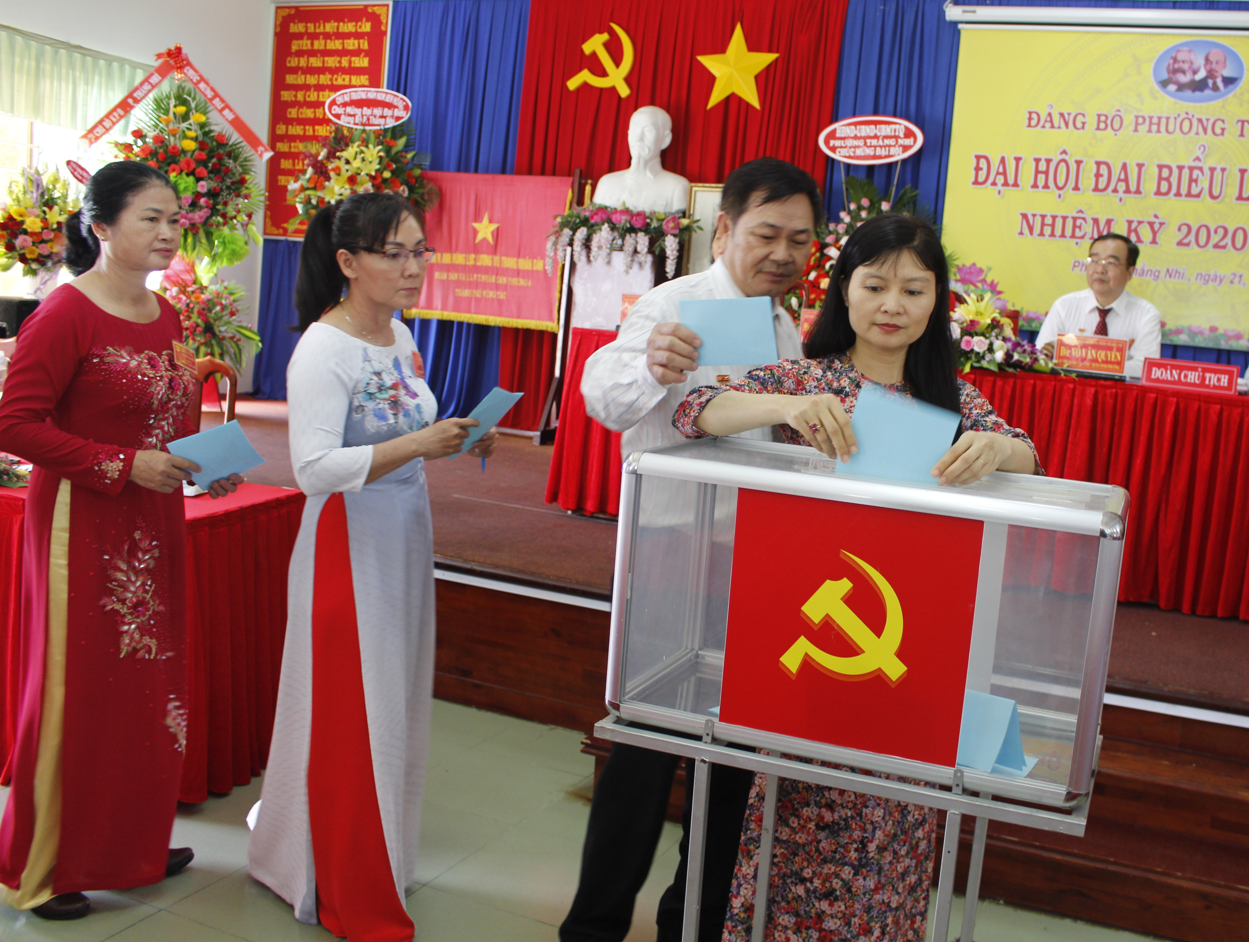 Bỏ phiếu bầu BCH Đảng bộ phường Thắng Nhì, nhiệm kỳ 2020-2025.