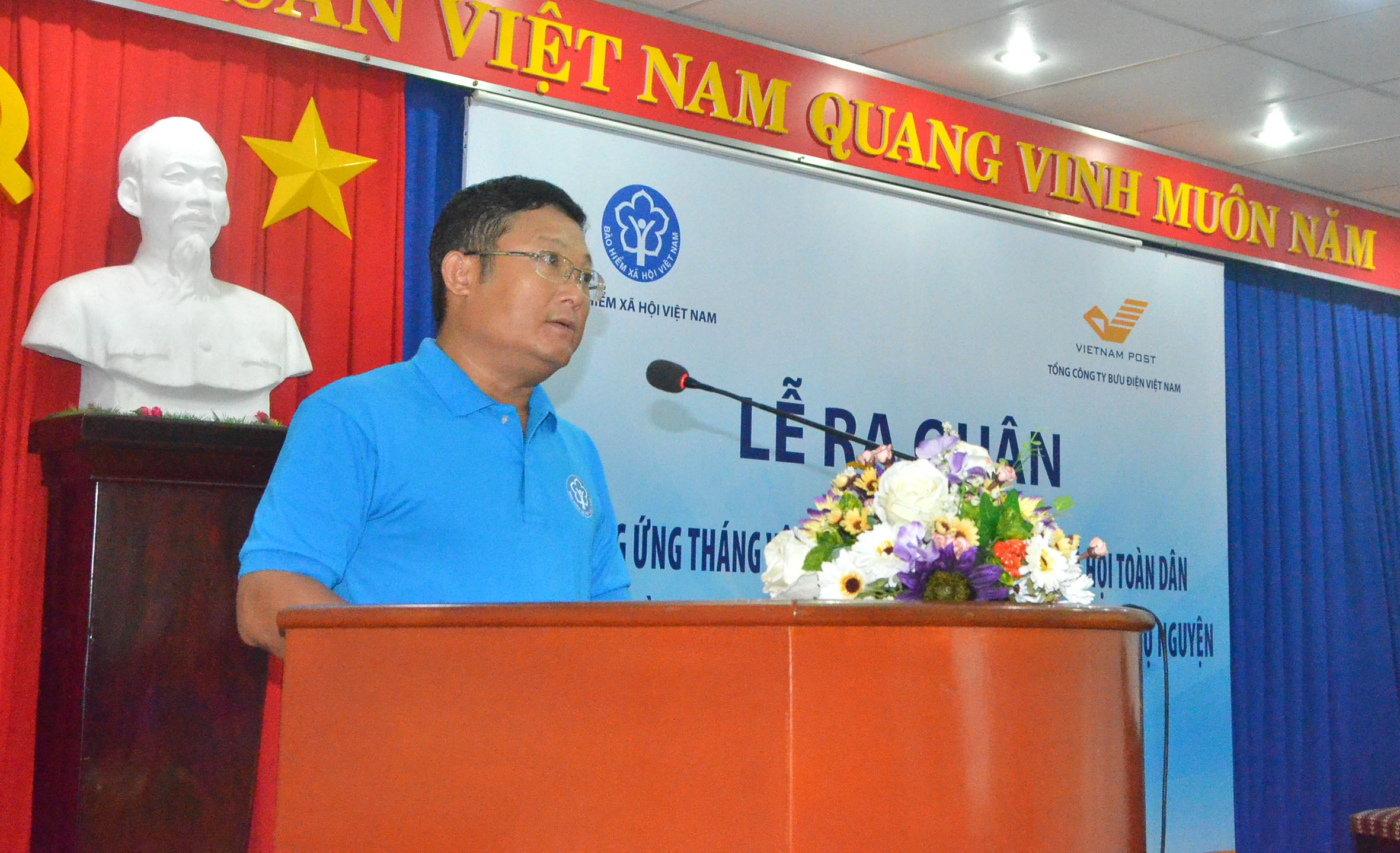 Ông Đặng Hồng Tuấn, Phó Giám đốc BHXH tỉnh phát biểu tại buổi lễ ra quân.