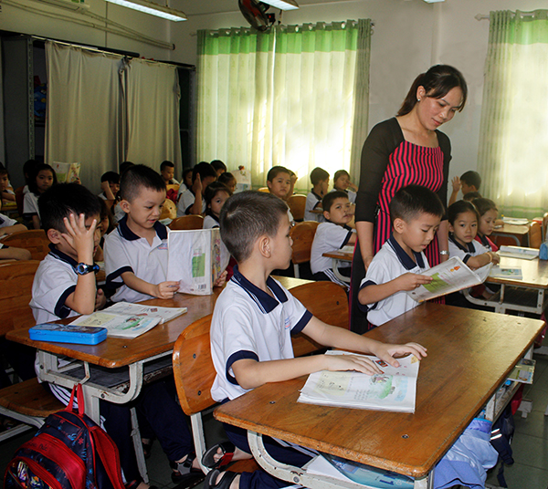 Năm học 2020-2021, HS lớp 1 toàn tỉnh học cùng 1 chương trình, 1 bộ SGK. Trong ảnh: Một tiết học của HS lớp 1D Trường TH Đoàn Kết (TP.Vũng Tàu). 