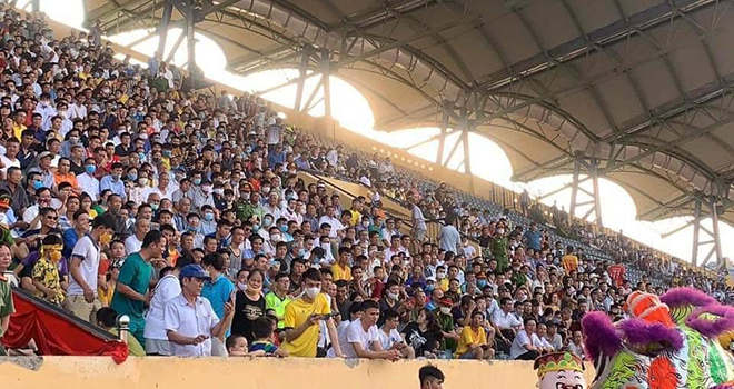 Hình ảnh náo nhiệt trên khán đài SVĐ Thiên Trường được trang SMM Sport (Thái Lan) đăng tải.
