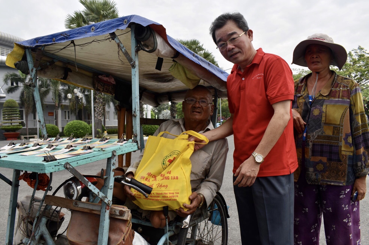 Ông Lê Văn Hậu, Chủ tịch Hội CTĐ tỉnh trao nhu yếu phẩm cho người nghèo tại phiên chợ. 