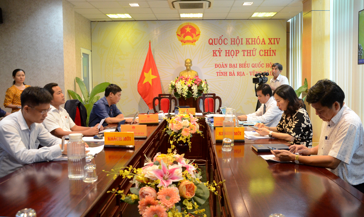 Các đại biểu Quốc hội tỉnh dự kỳ họp tại điểm cầu BR-VT ngày 23/5. 