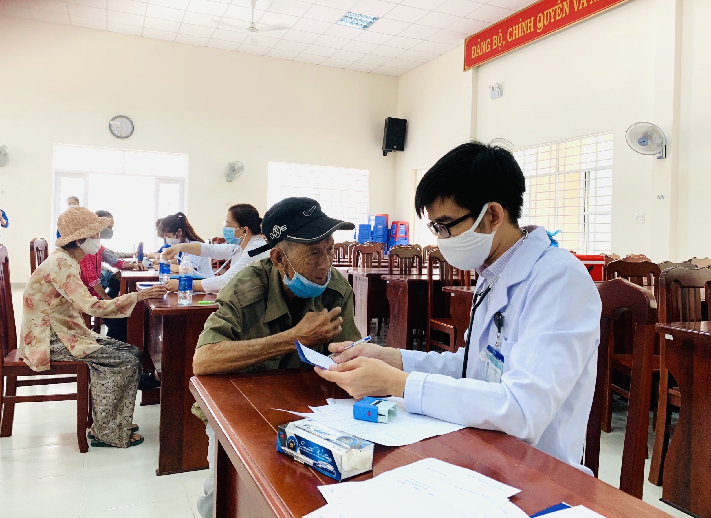 BS Trần Như Trọng Ân (Bệnh viện Bà Rịa) khám, tư vấn cho người dân xã Phước Hưng.