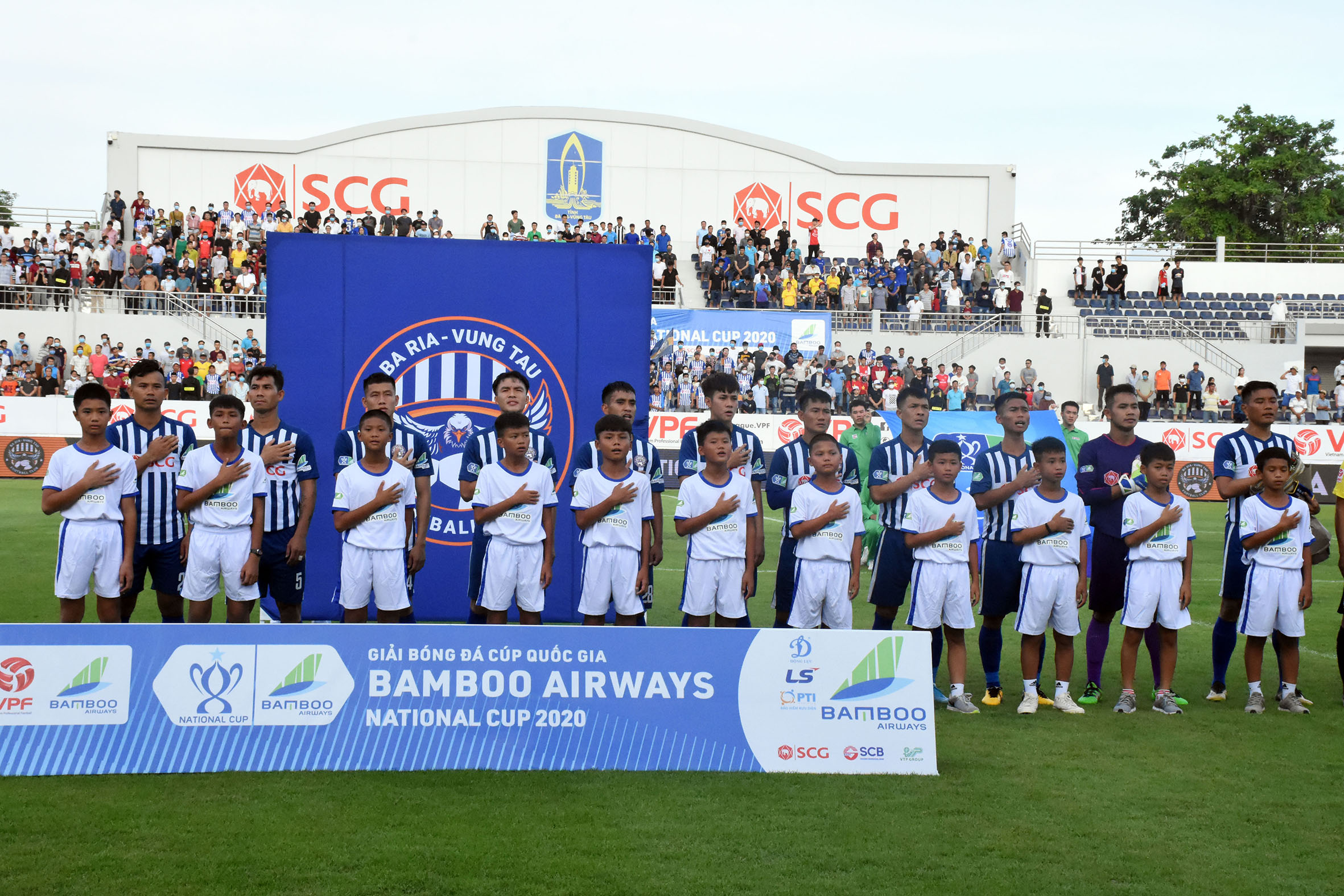 Các cầu thủ BR-VT FC làm nghi thức chào cờ trước trận đấu.