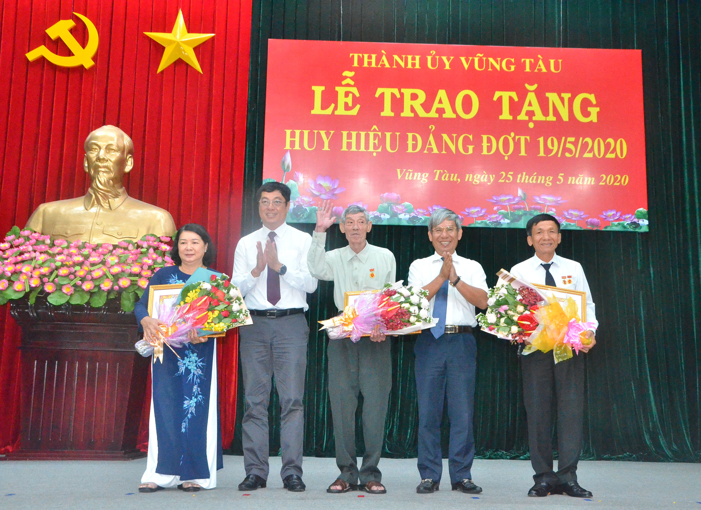 Ông Trần Đình Khoa, Ủy viên Ban Thường vụ Tỉnh ủy, Bí thư Thành ủy Vũng Tàu và ông Nguyễn Lập, Tỉnh ủy viên, Chủ tịch UBND TP.Vũng Tàu trao Huy hiệu 40 và 45 tuổi Đảng cho các đảng viên.