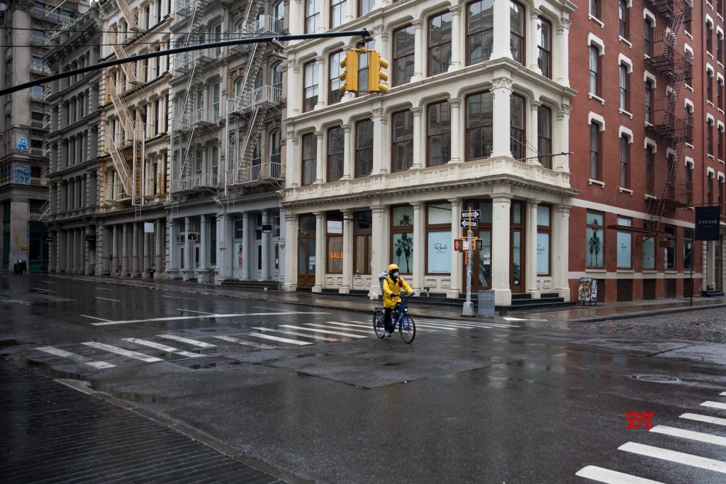 Các cửa hàng bán lẻ đóng cửa do dịch COVID-19 tại New York, Mỹ ngày 8/5/2020.
