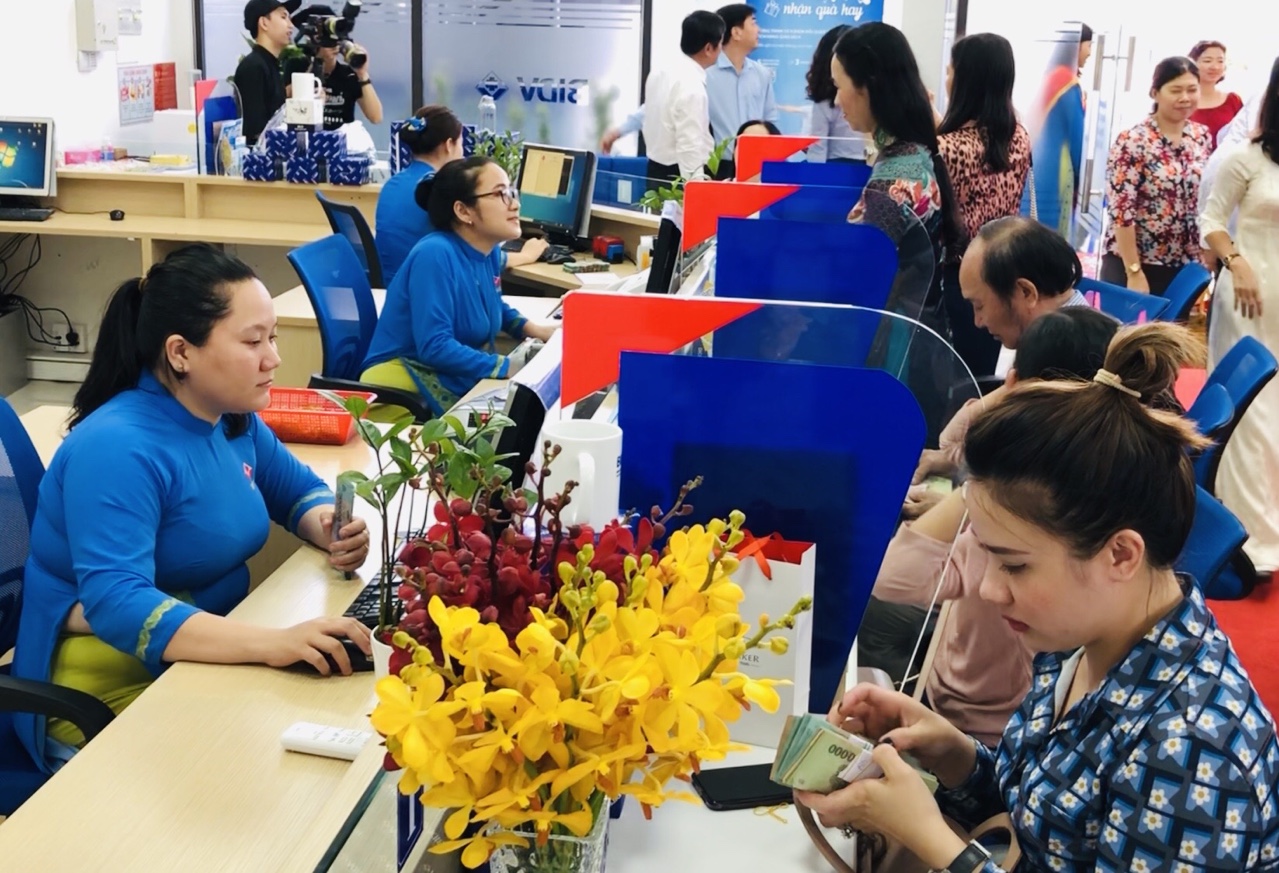 Khách hàng giao dịch tại BIDV, phòng giao dịch Hòa Long (TP. Bà Rịa).