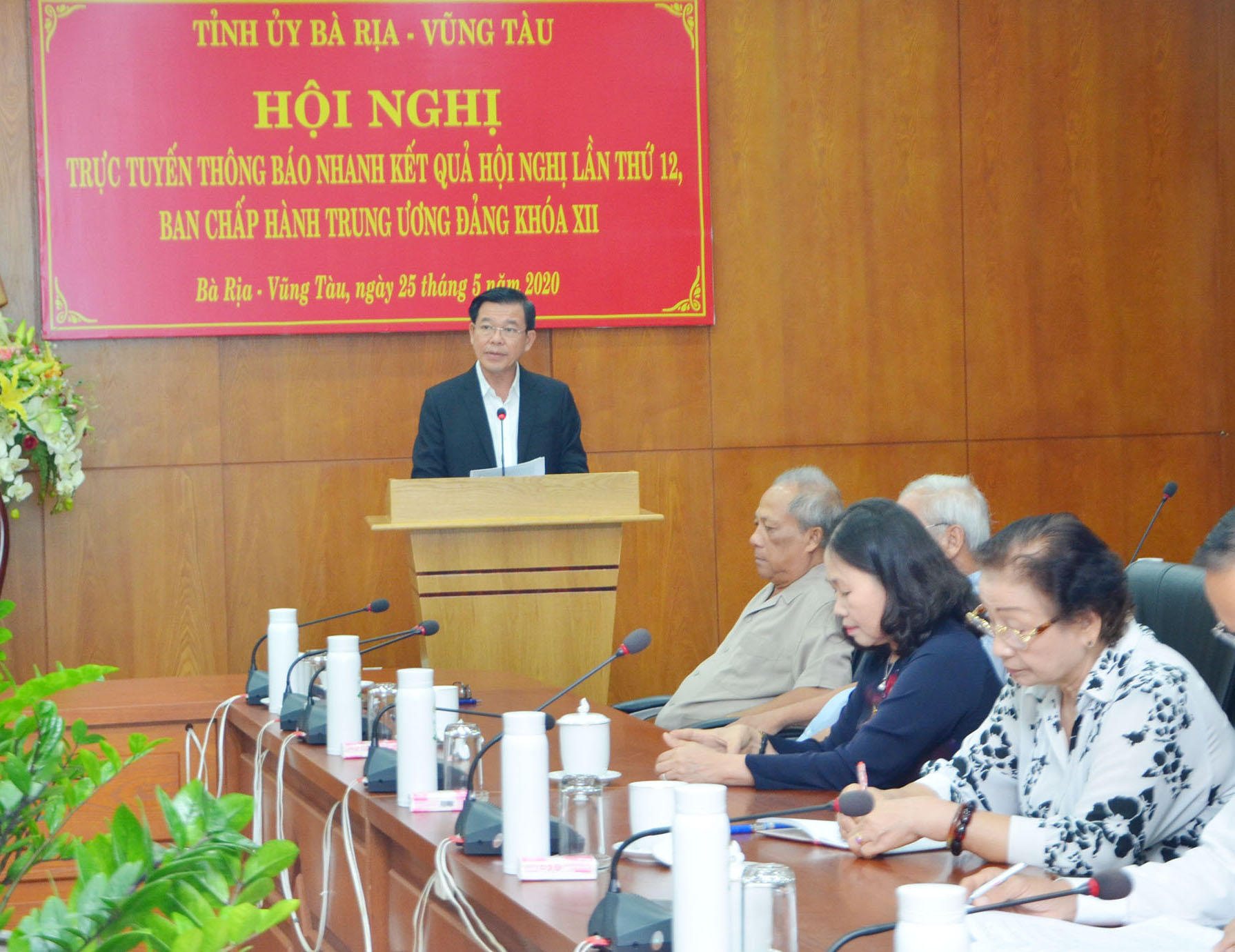 Ông Nguyễn Hồng Lĩnh, Ủy viên Trung ương Đảng, Bí thư Tỉnh ủy, Chủ tịch HĐND tỉnh thông báo nhanh kết quả Hội nghị Trung ương lần thứ 12.