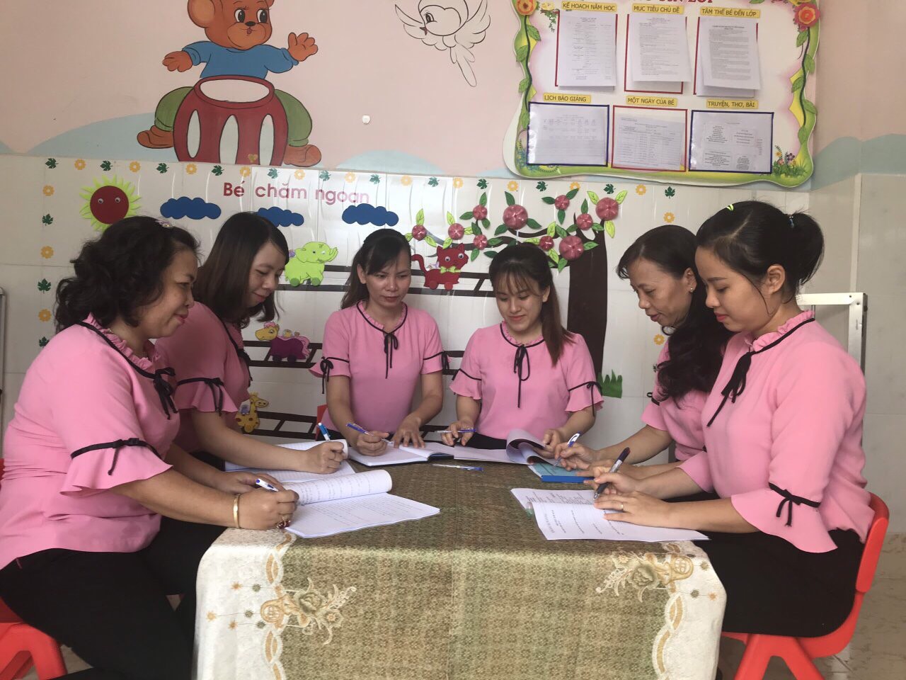 GV Trường MN Châu Thành luôn đoàn kết, hỗ trợ lẫn nhau để nâng cao năng lực chuyên môn. Trong ảnh GV Trường MN Châu Thành thảo luận chuyên môn.
