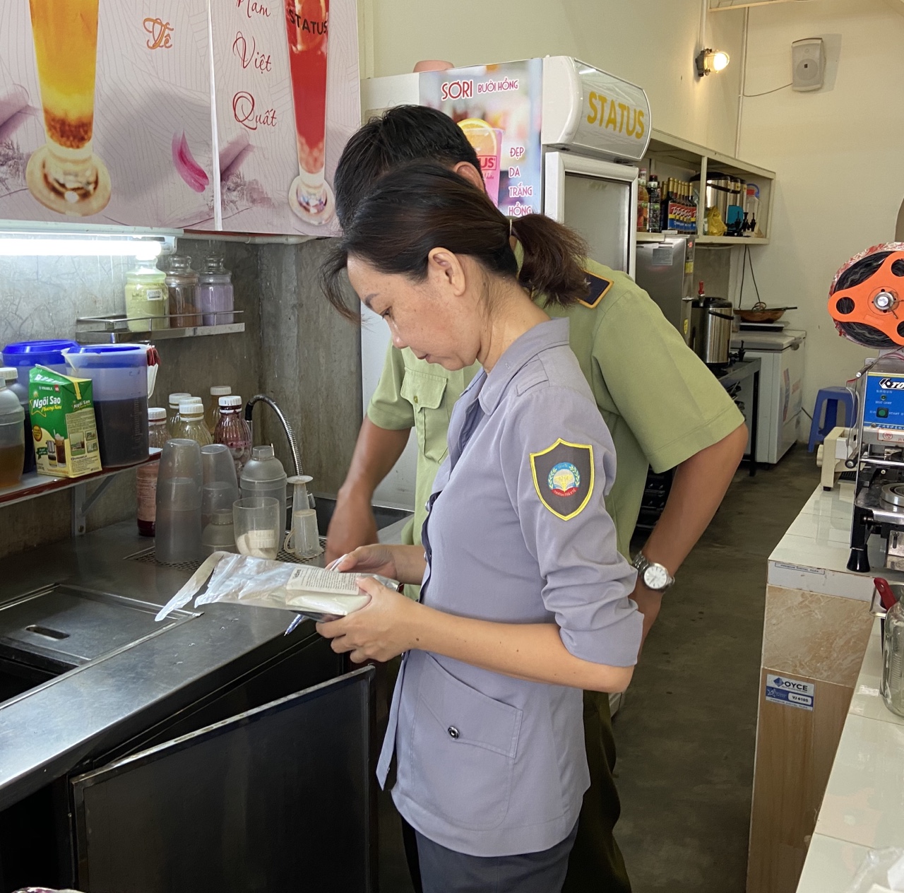 Hiện tại chưa có văn bản nào chỉ đạo việc kiểm tra an toàn vệ sinh thực phẩm đối với các cơ sở bán hàng qua mạng. Trong ảnh: Thành viên Đoàn kiểm tra an toàn vệ sinh thực phẩm tỉnh kiểm tra một cơ sở kinh doanh trà sữa trên đường Trưng Nhị, TP.Vũng Tàu. (Ảnh minh họa)