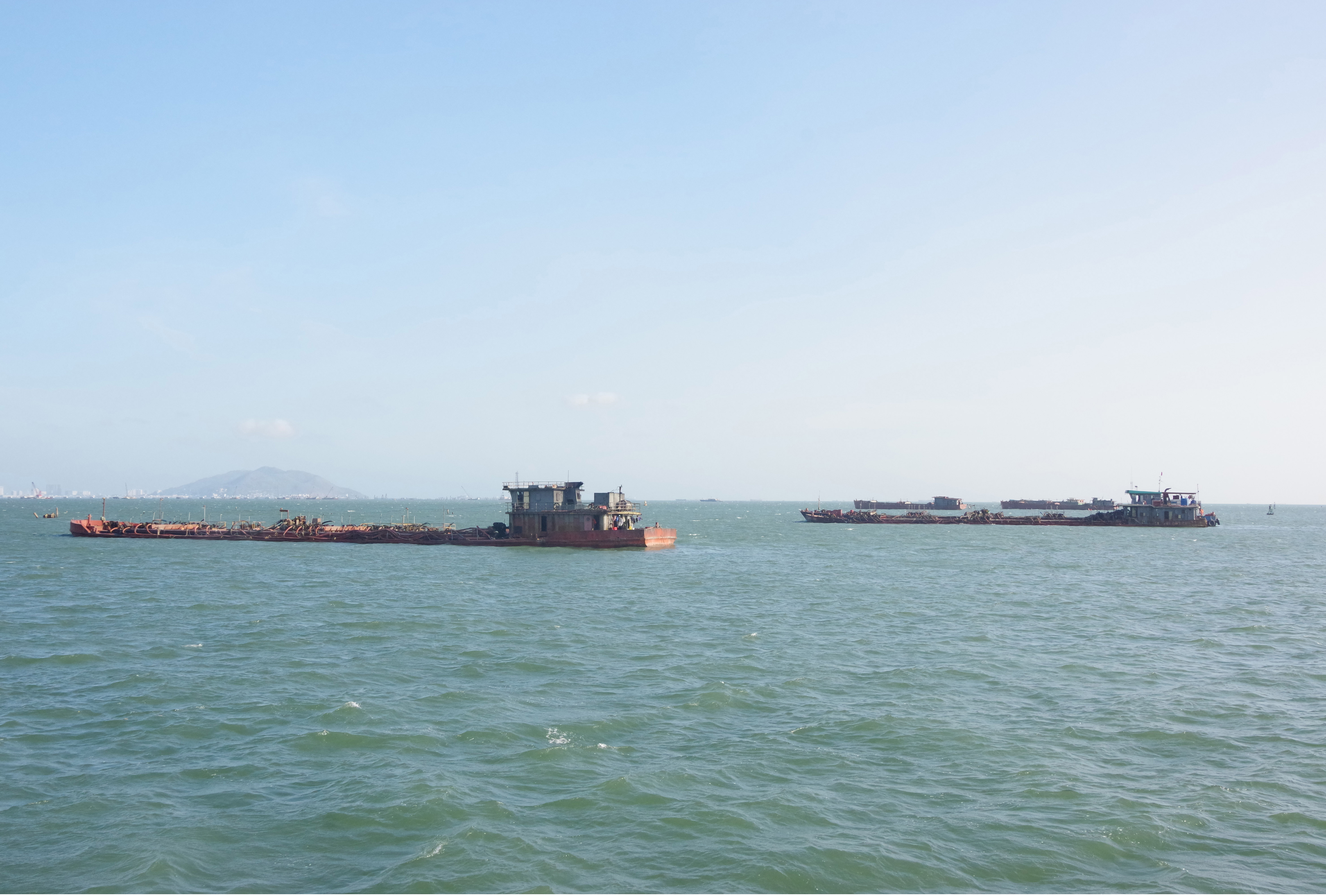 Các phương tiện vận chuyển cát trên khu vực luồng Thị Vải - Cái Mép bị phát hiện bắt giữ hồi tháng 4/2020.