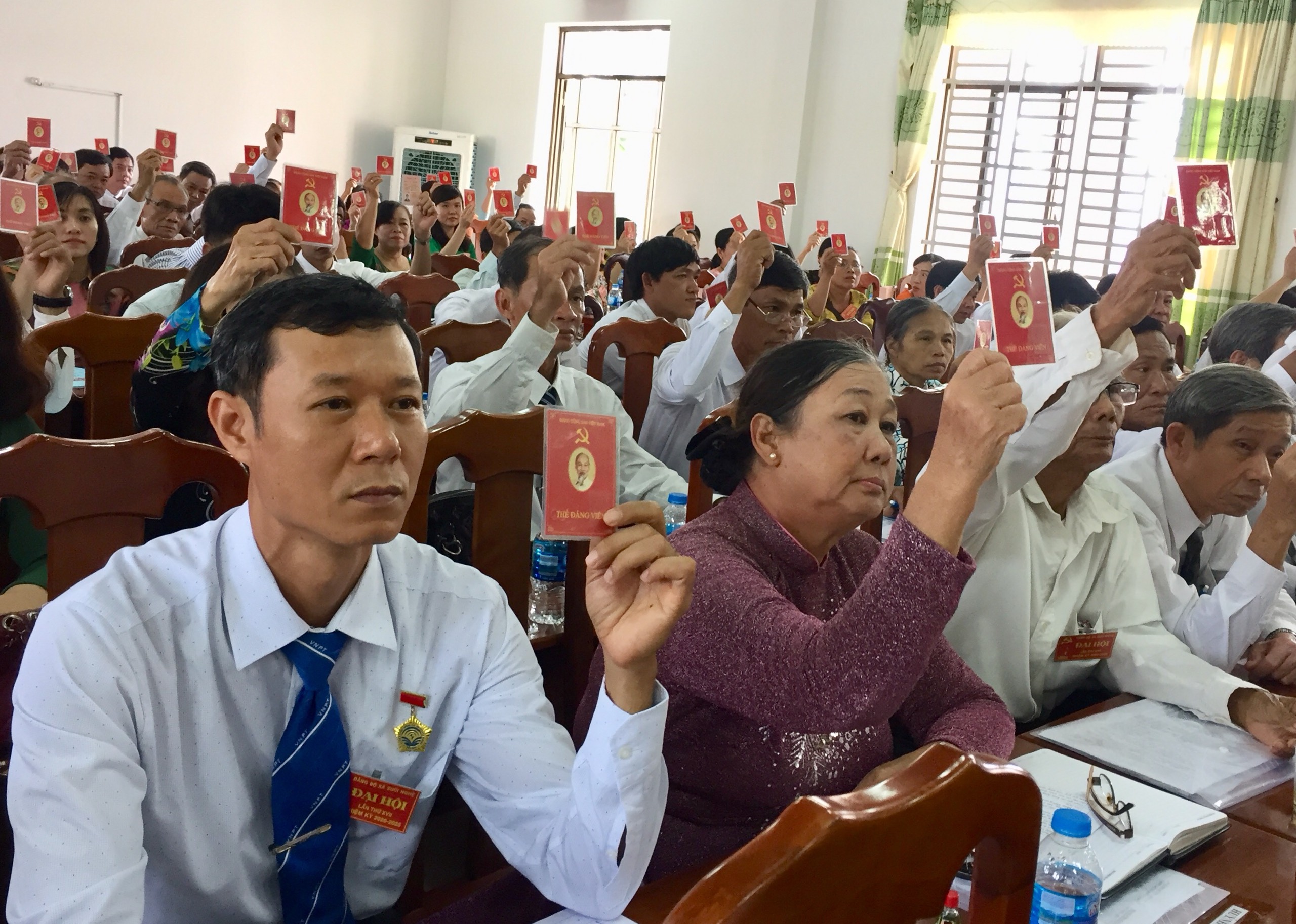 Đại biểu biểu quyết thông qua Nghị quyết tại Đại hội Đảng bộ xã Suối Nghệ nhiệm kỳ 2020-2025