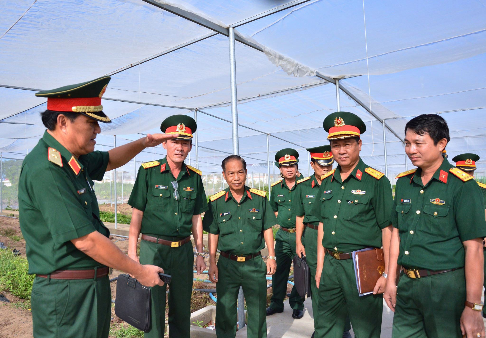 Thiếu tướng Võ Văn Thi, Phó Tư lệnh Quân khu 7 và các cơ quan Cục Hậu cần kiểm tra khu tăng gia của Trung đoàn Minh Đạm.