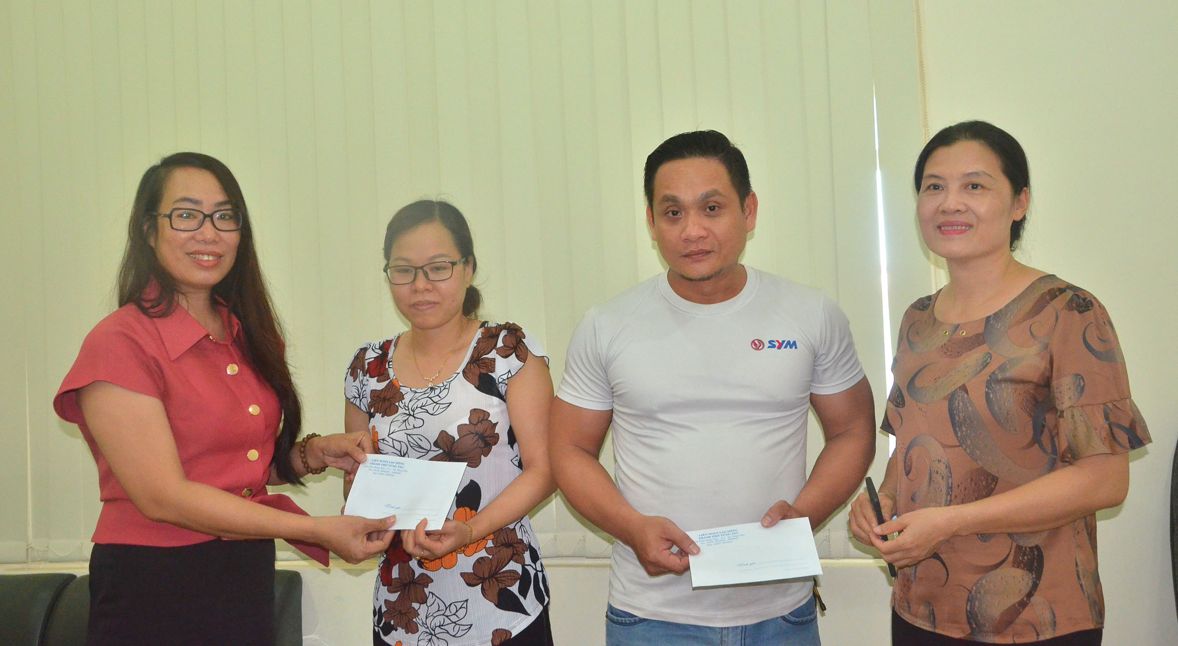Bà Trần Thị Thanh Thủy, Phó Chủ tịch LĐLĐ TP.Vũng Tàu (trái) tặng quà công nhân có hoàn cảnh khó khăn của Công ty CP Du lịch và Đầu tư  Nam Hải (359, Trương Công Định, TP.Vũng Tàu).
