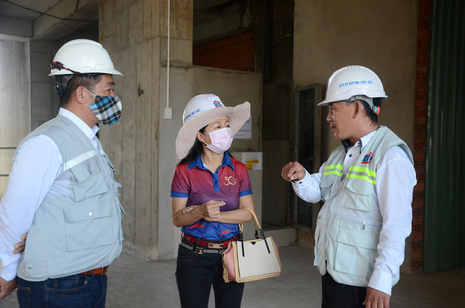 Bà Phan Thị Mai Hương, Chủ tịch Công đoàn DIC Group cùng Ban An toàn DIC Group, Ban an toàn DIC 2 kiểm tra công tác ATVSLĐ tại công trường dự án Khu phức hợp nghỉ dưỡng Cap Saint Jacques. 