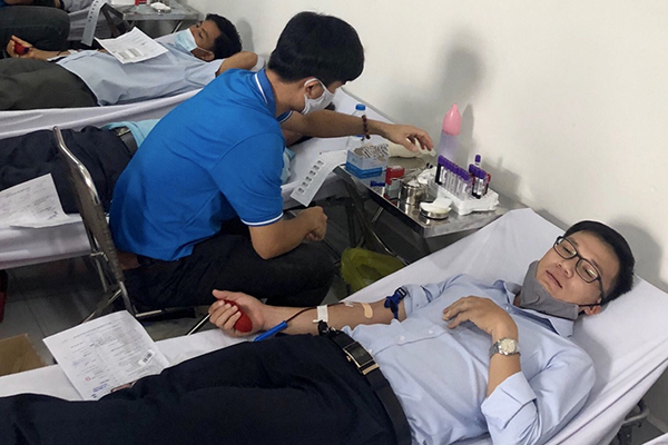 Người dân trên địa bàn TP. Vũng Tàu tham gia hiến máu tình nguyện sáng 26/5. Ảnh: PHI DŨNG