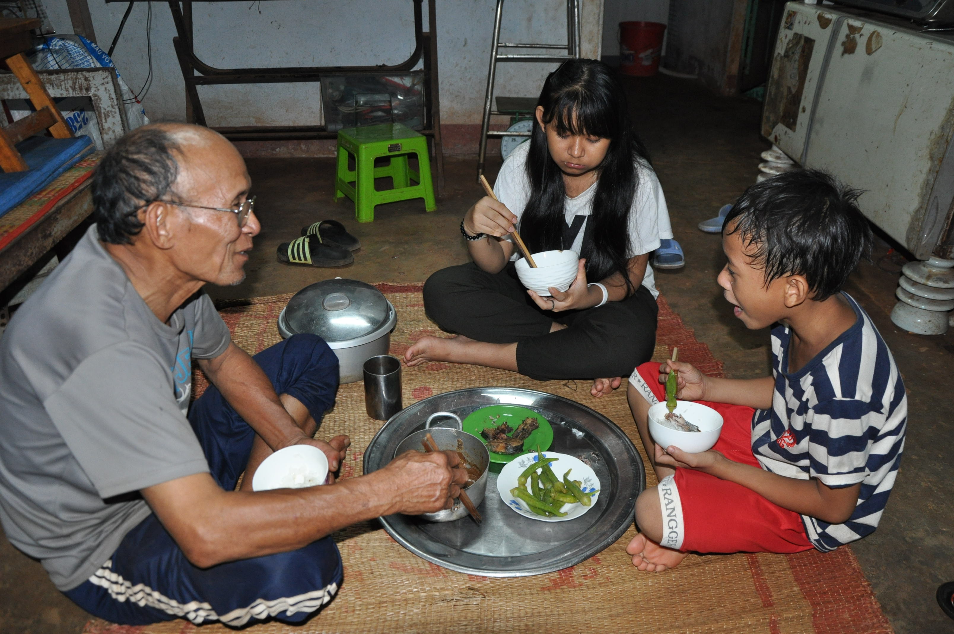Bữa cơm đạm bạc của gia đình ông Cao Văn Cánh.