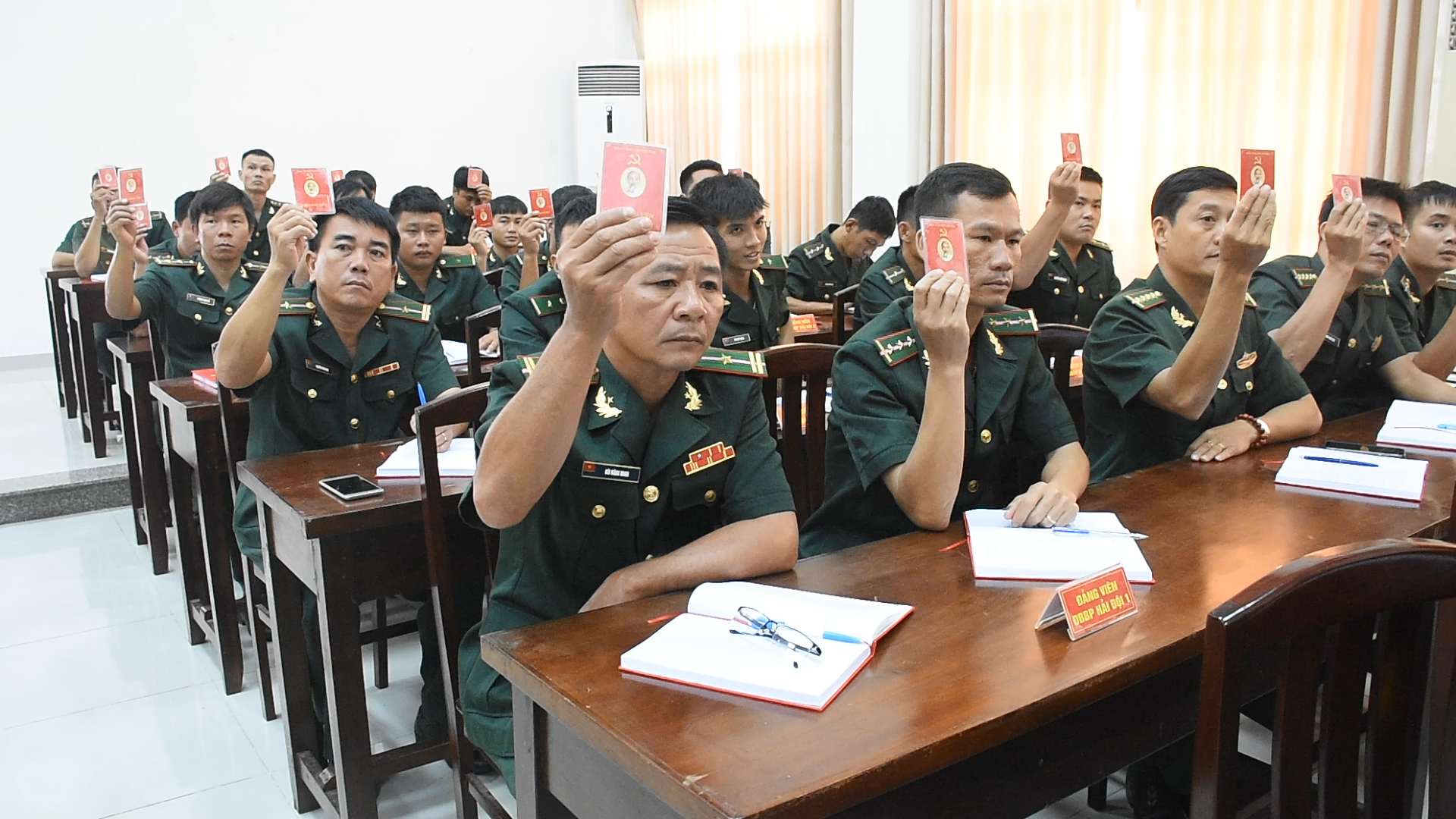 Các đại biểu biểu quyết thông qua Nghị quyết Đại hội nhiệm kỳ 2020-2025.