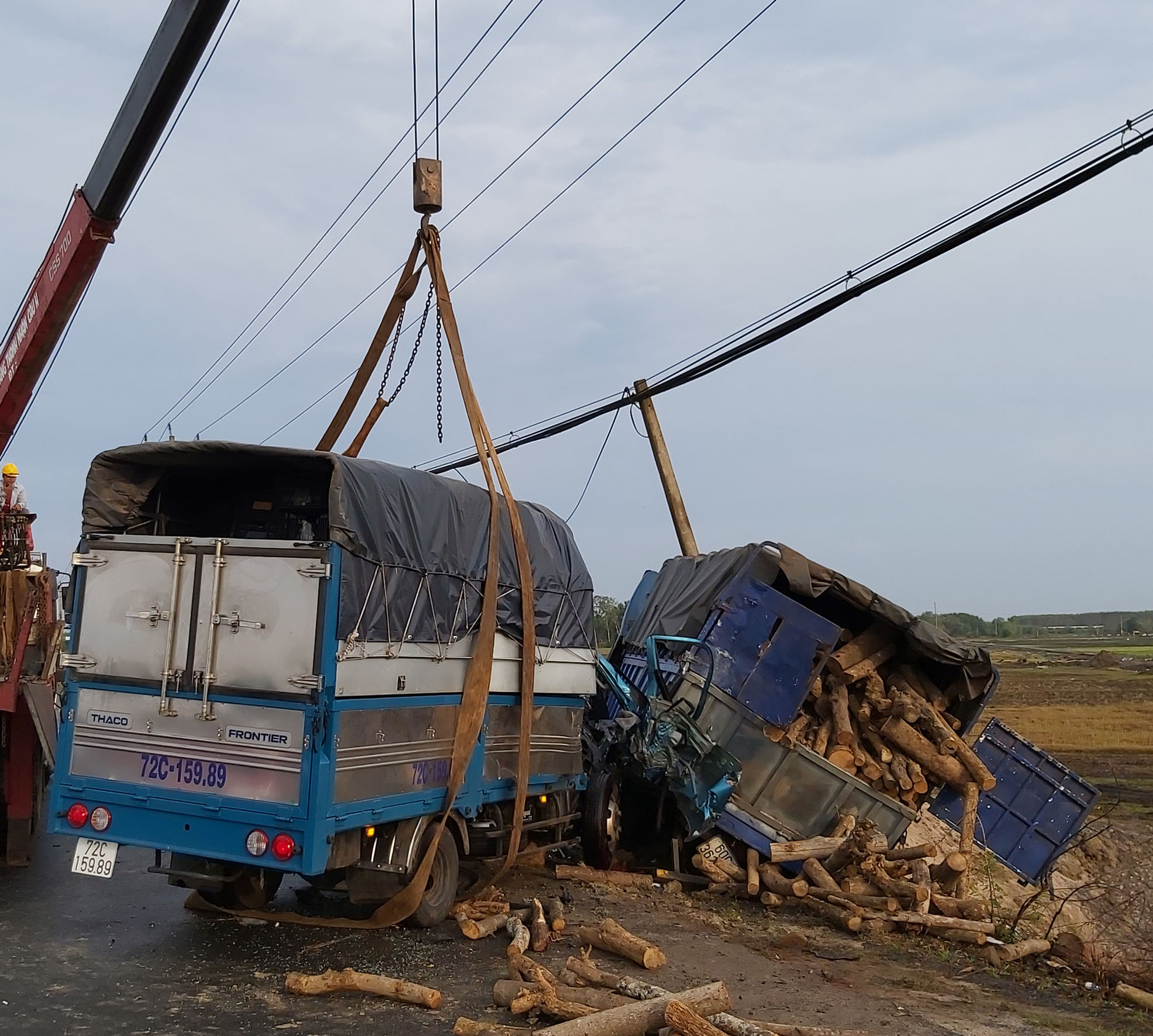 Chiếc xe tải do anh Chinh điều khiển bị bẹp nát phần đầu