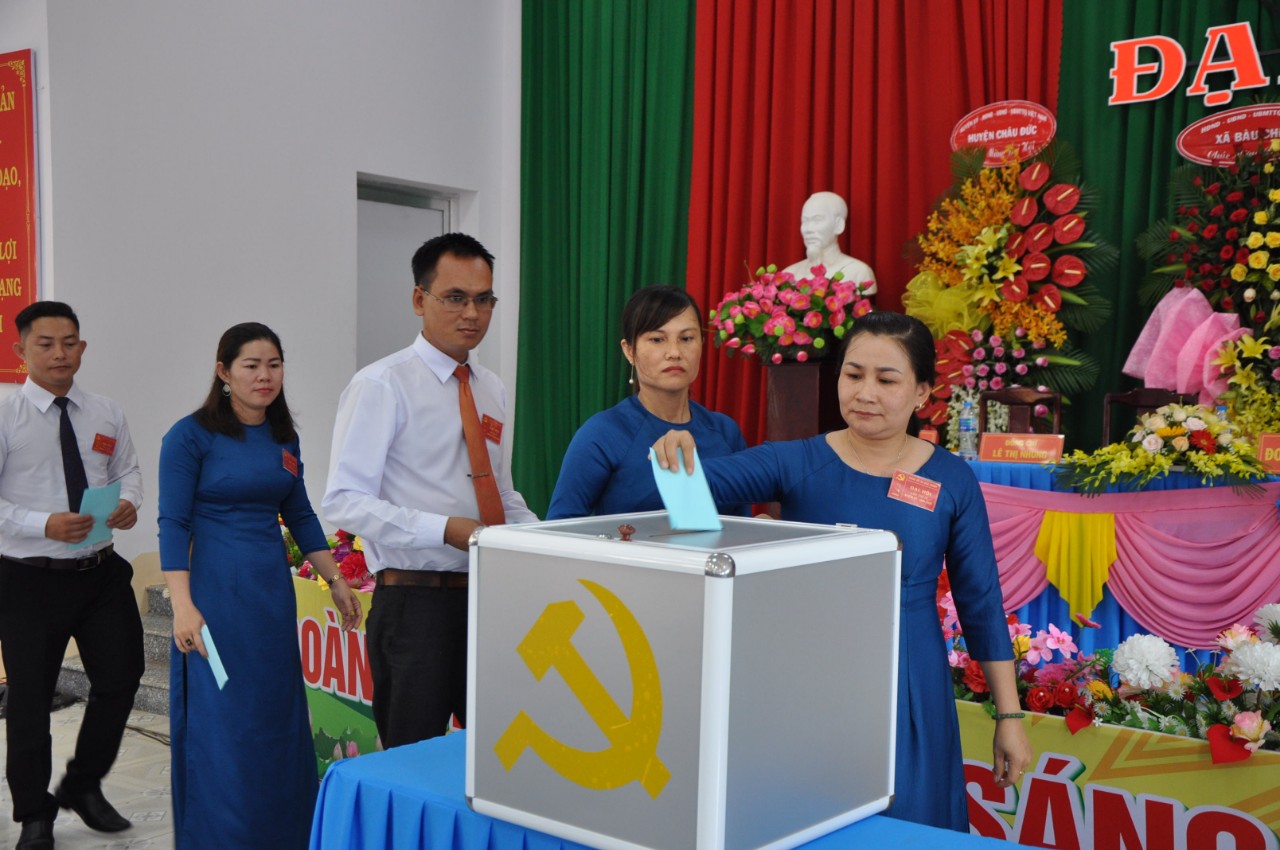 Các đại biểu bỏ phiếu bầu BCH Đảng bộ xã Bàu Chinh lần thứ IV nhiệm kỳ 2020-2025.
