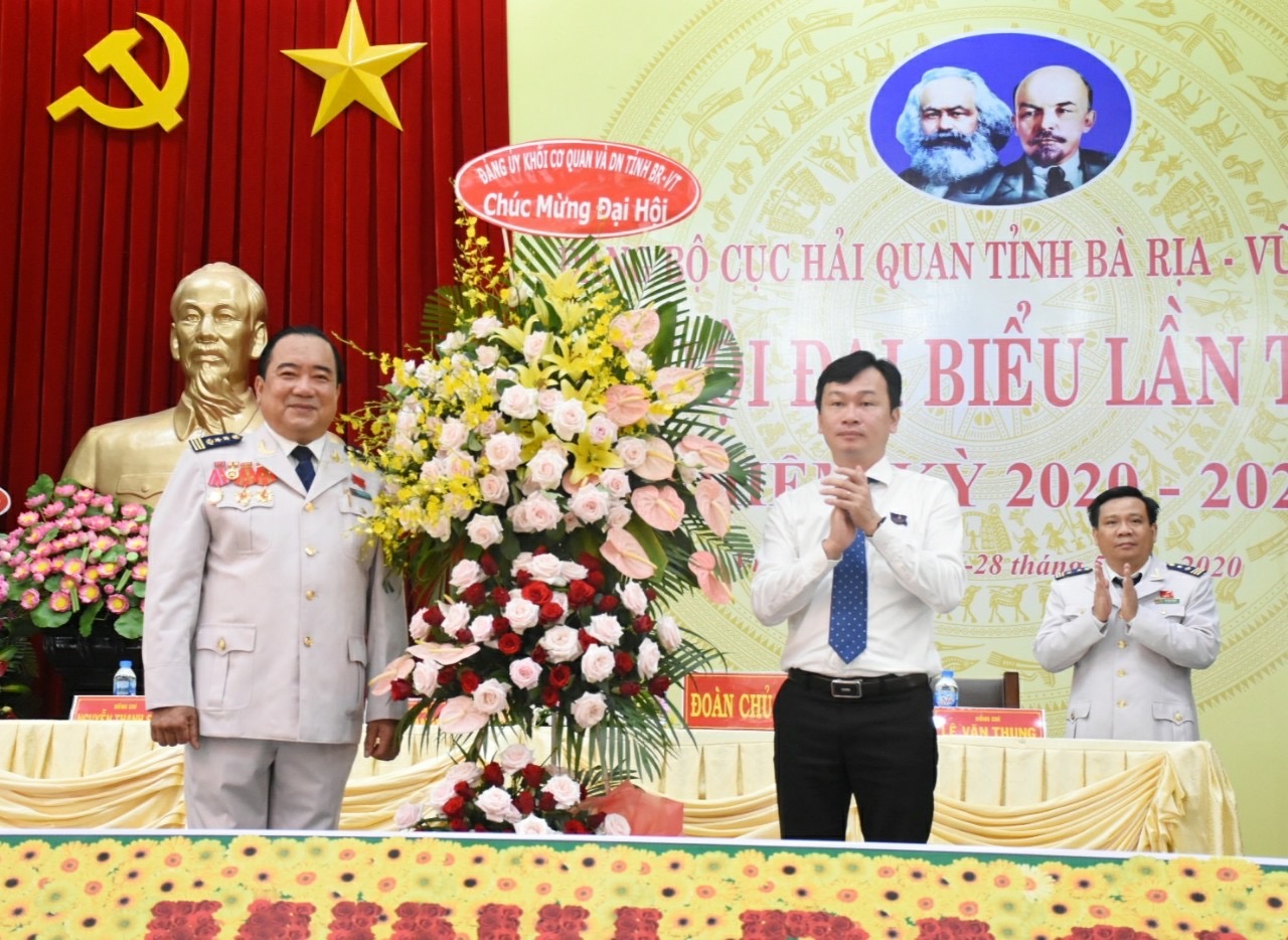  Ông Phạm Thành Chung, Bí thư Đảng ủy khối cơ quan và Doanh nghiệp tỉnh tặng hoa chúc mừng đại hội