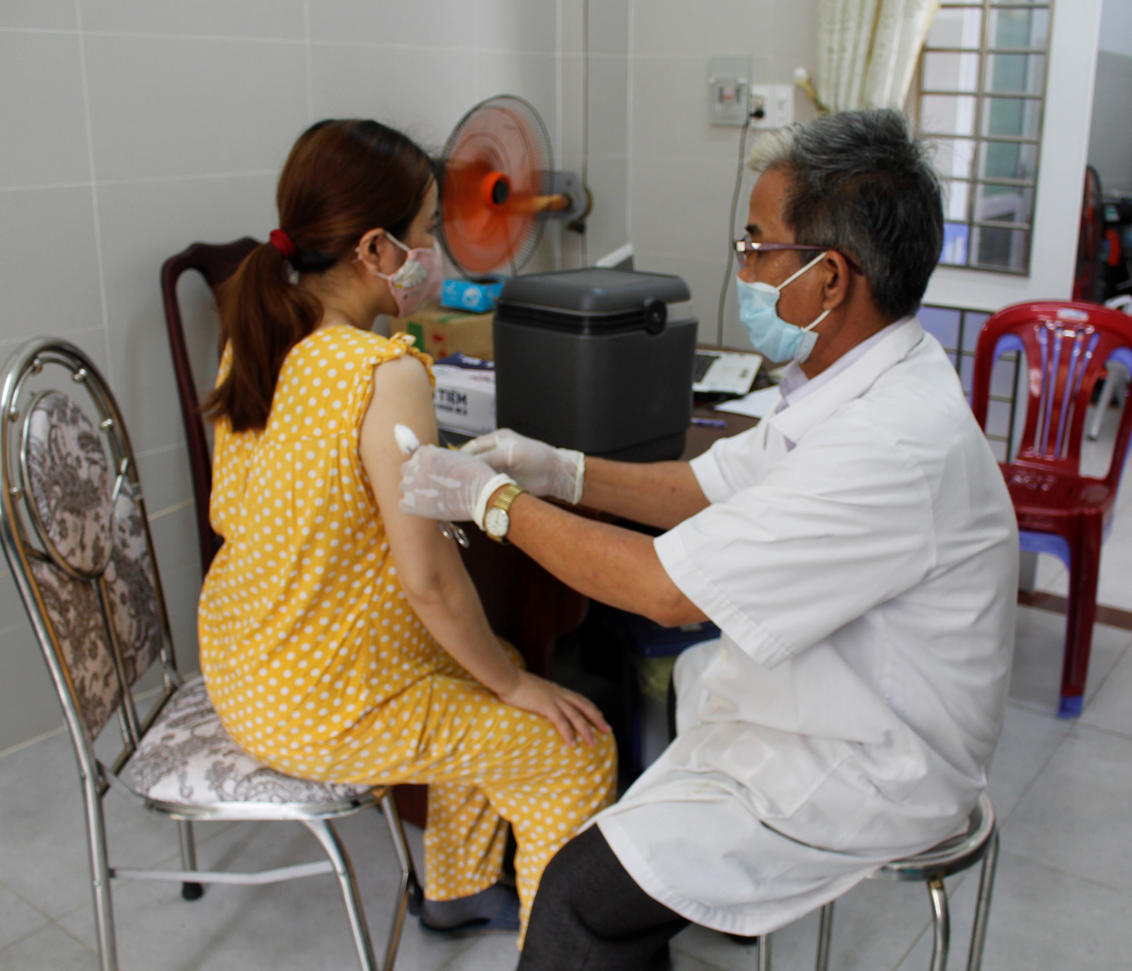 Nhân viên y tế của Trạm Y tế xã Suối Nghệ (huyện Châu Đức) tiêm chủng vắc xin uốn ván cho phụ nữ mang thai. 