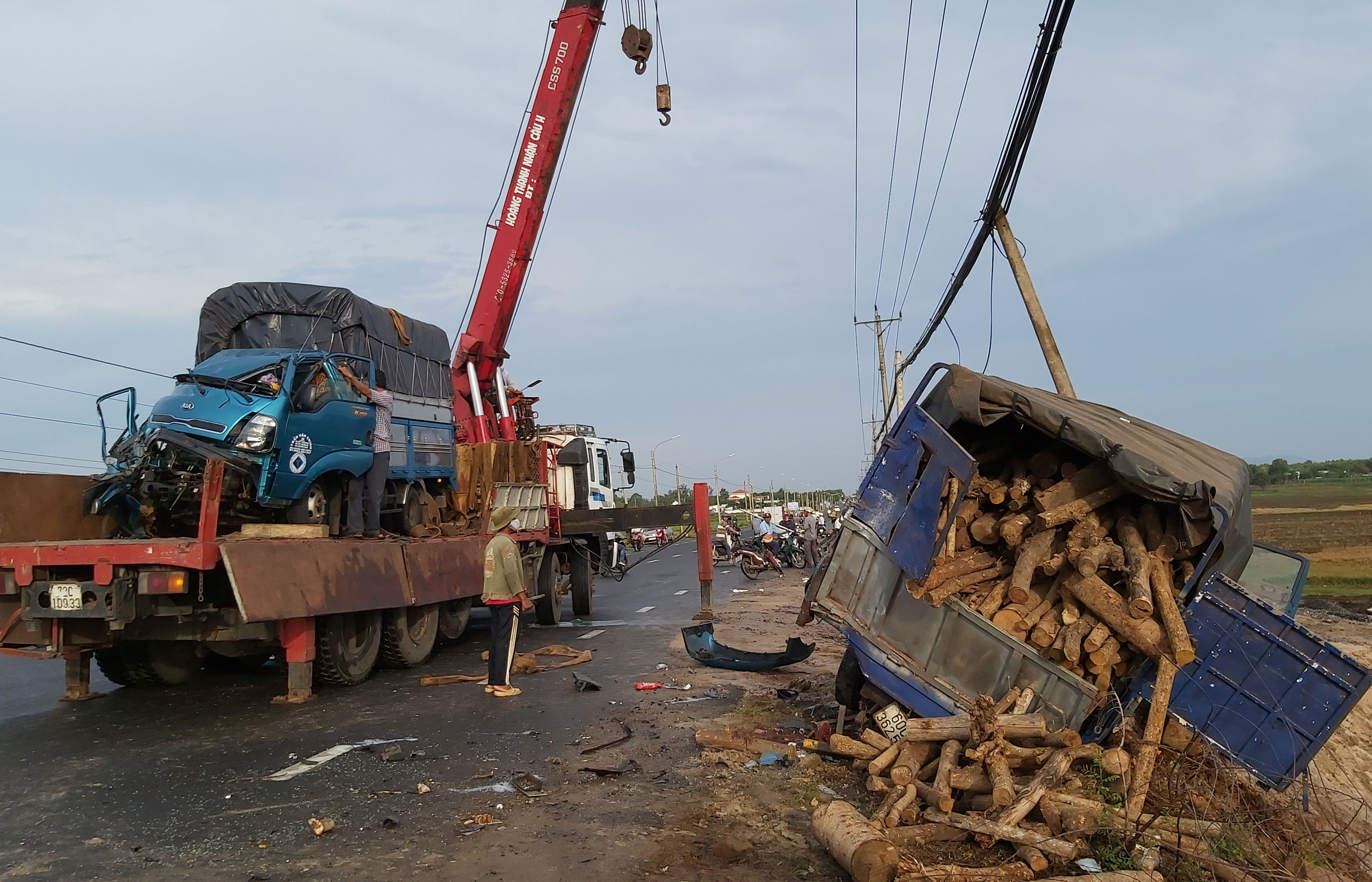 Xe cẩu được điều tới hiện trường để giải phóng ùn tắc giao thông.