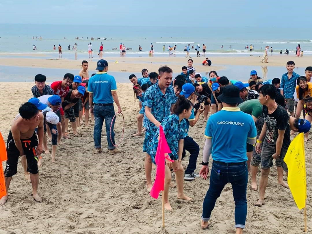 Du khách chơi teambuilding tại KDL Biển Đông  sáng Chủ nhật (24/5). 