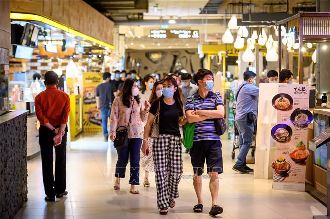Người dân đeo khẩu trang phòng lây nhiễm COVID-19 tại trung tâm thương mại ở Bangkok, Thái Lan. Ảnh: AFP