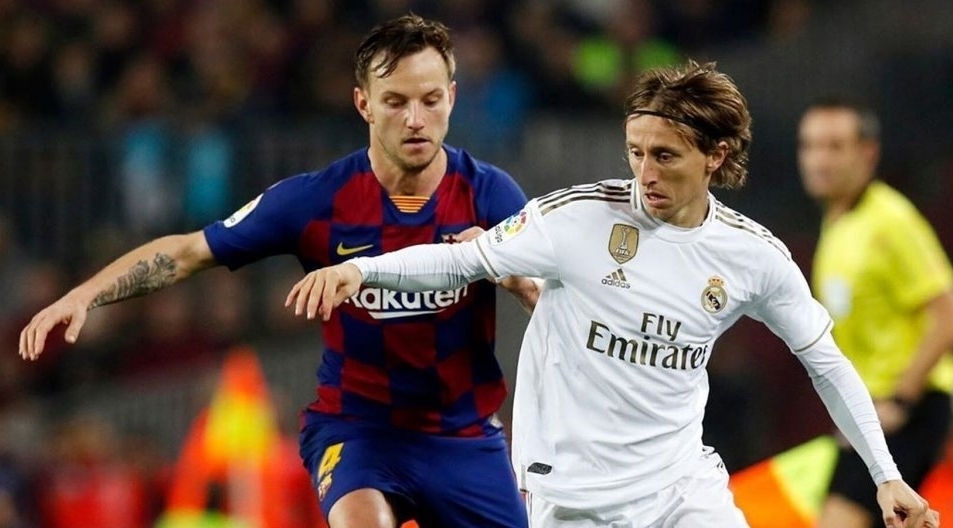 Barca hiện hơn Real 2 điểm trước khi La Liga hoãn vì COVID-19. Ảnh: EFE.