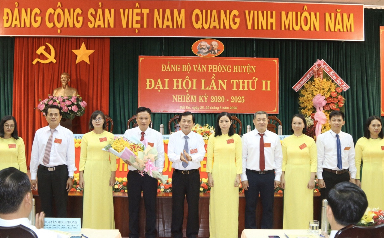 Đồng chí Hồ Văn Lợi, Bí thư huyện ủy Đất Đỏ tặng hoa chúc mừng BCH Đảng bộ Văn phòng huyện khóa II, nhiệm kỳ 2020 – 2025.