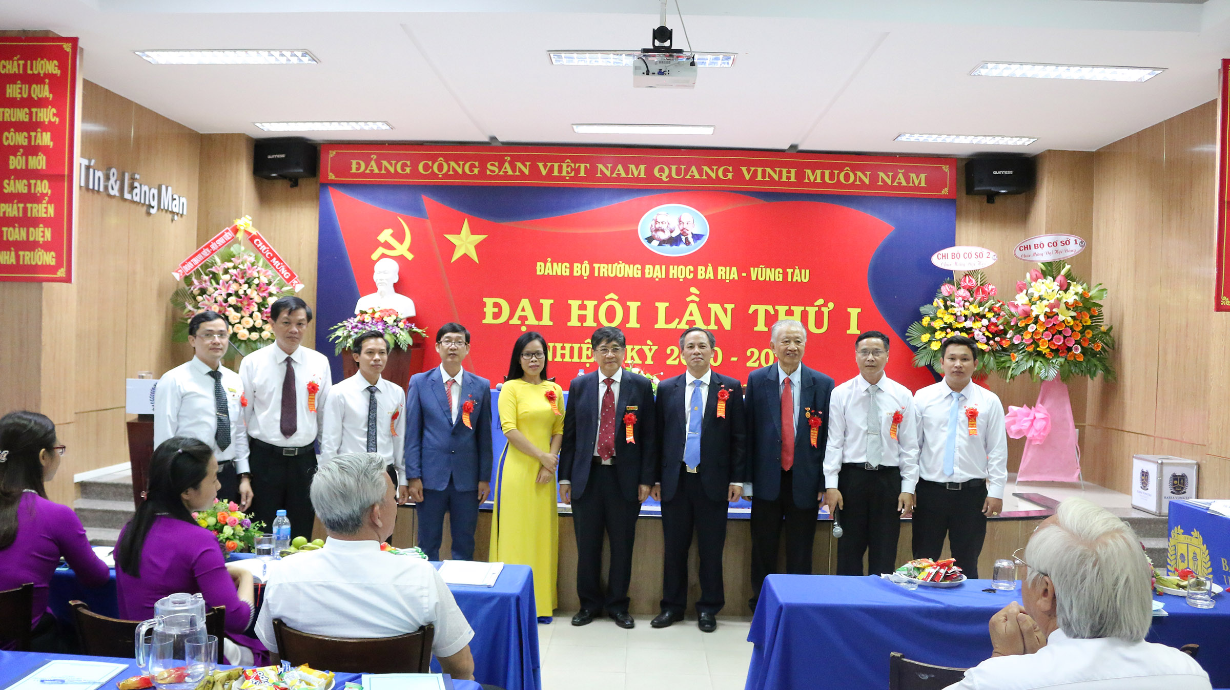 Ban Chấp hành Đảng bộ Trường ĐH Bà Rịa - Vũng Tàu nhiệm kỳ 2020-2025 ra mắt Đại hội.
