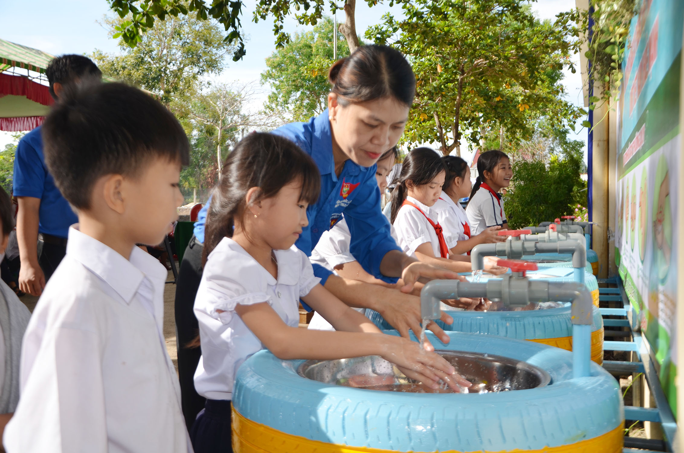 Lực lượng ĐVTN hướng dẫn HS Trường TH Nghĩa Thành rửa tay đúng cách trong ngày hội “Thầy thuốc trẻ làm theo lời Bác”.