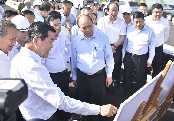 Ông Nguyễn Hồng Lĩnh, Bí thư Tỉnh ủy thuyết trình với Thủ tướng Chính phủ Nguyễn Xuân Phúc và các Phó Thủ tướng về tầm quan trọng của đường liên cảng khi kết nố với các tỉnh, thành trong vùng kinh tế trọng điểm phía Nam.