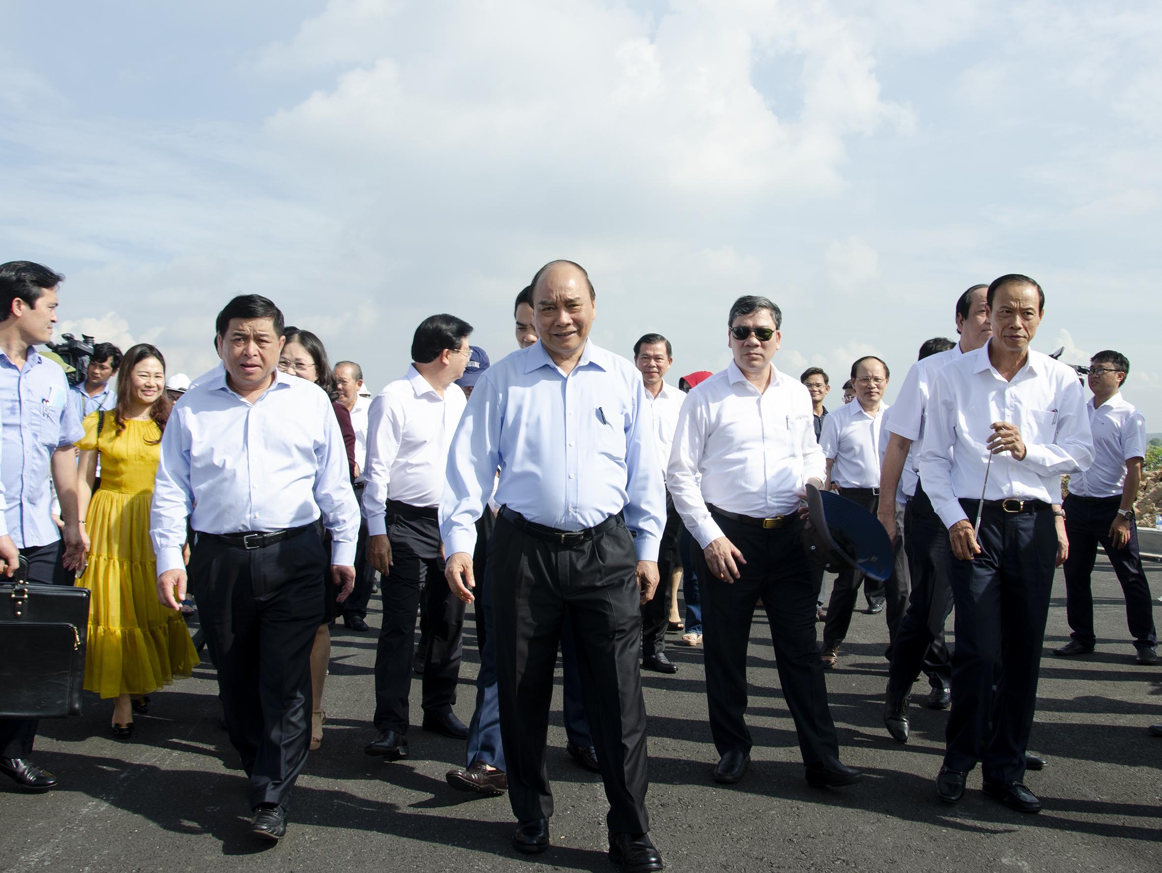 Ông Nguyễn Văn Thọ, Chủ tịch UBND tỉnh BR-VT thuyết trình với Thủ tướng qua biểu đồ về sự cần thiết xây dựng cầu Phước An