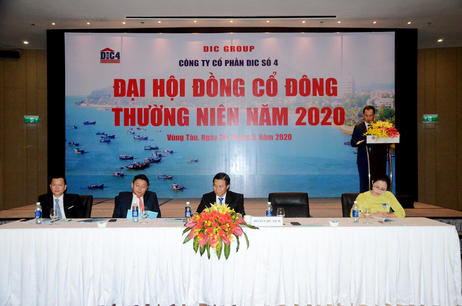 Đoàn chủ tịch điều hành phiên họp Đại hội đồng cổ đông thường niên năm 2020 của Công ty CP DIC số 4.