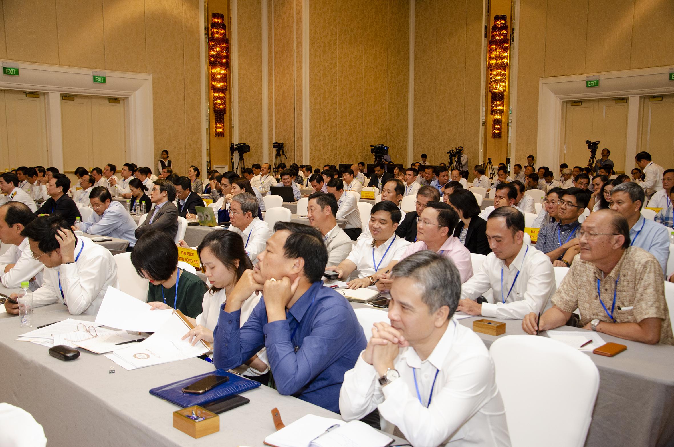 Lãnh đạo các tỉnh, thành và Trung ương tham dự Hội nghị.
