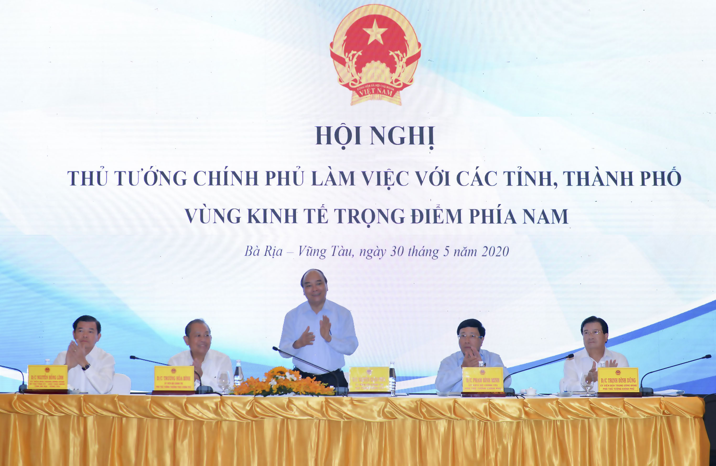 Thủ tướng Nguyễn Xuân Phúc, Ủy viên Bộ Chính trị cùng các Phó Thủ tướng: Trương Hòa Bình, Trịnh Đình Dũng và Trần Bình Minh và ông Nguyễn Hồng Lĩnh, Ủy viên Trung ương Đảng, Bí thư Tỉnh ủy, Chủ tịch HĐND tỉnh BR-VT chủ trì hội nghị.