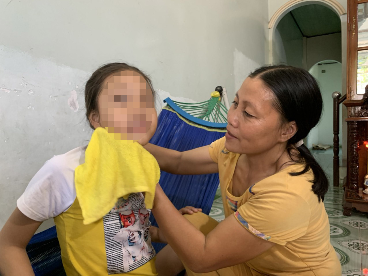 Chị Đỗ Thị Hà chăm sóc con gái Đỗ Hương G.