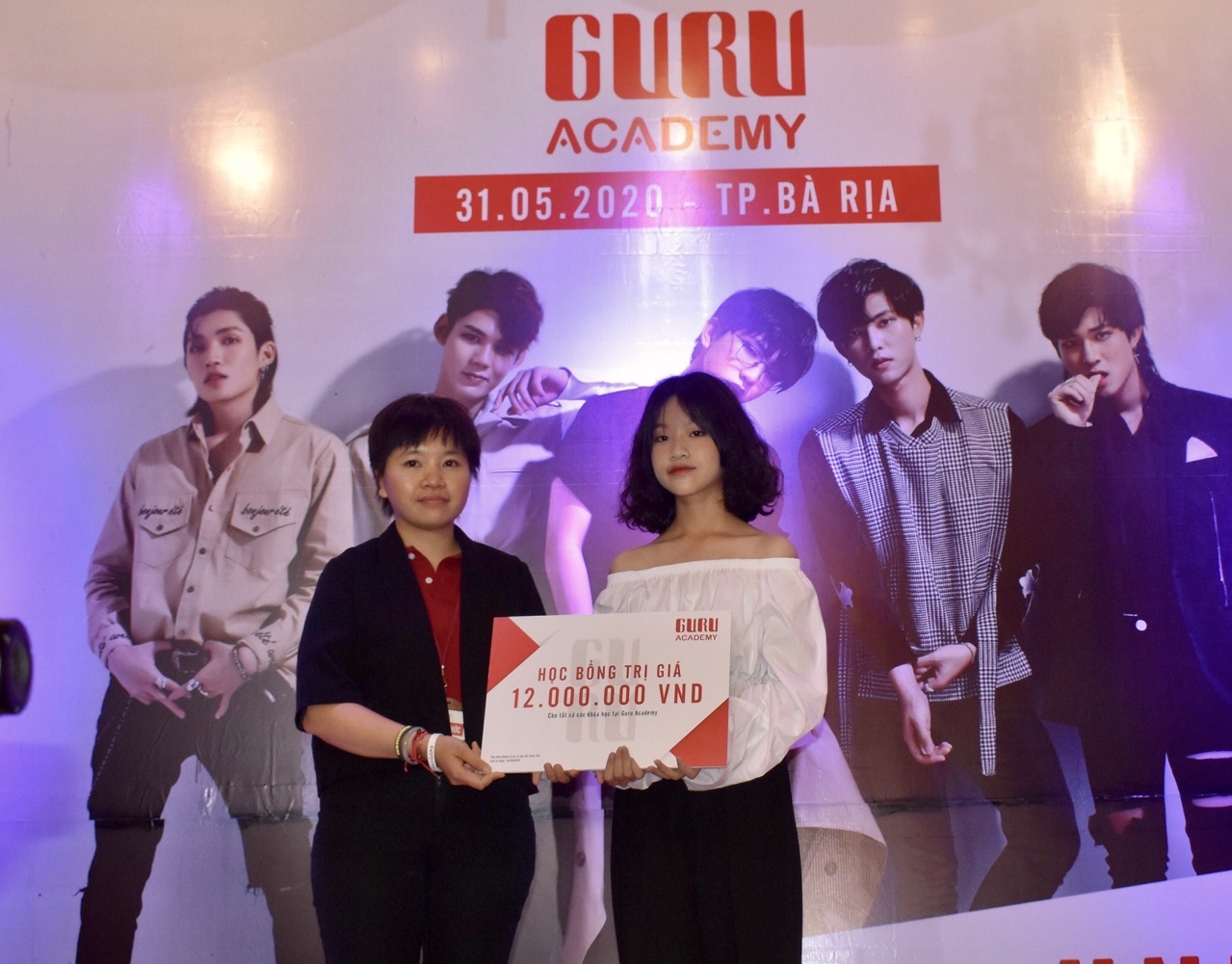 Bà Trương Hà Phương, Hiệu trưởng Học viện Guru Academy trao tặng học bổng trị giá 12 triệu đồng cho học viên may mắn trong lễ khai giảng.