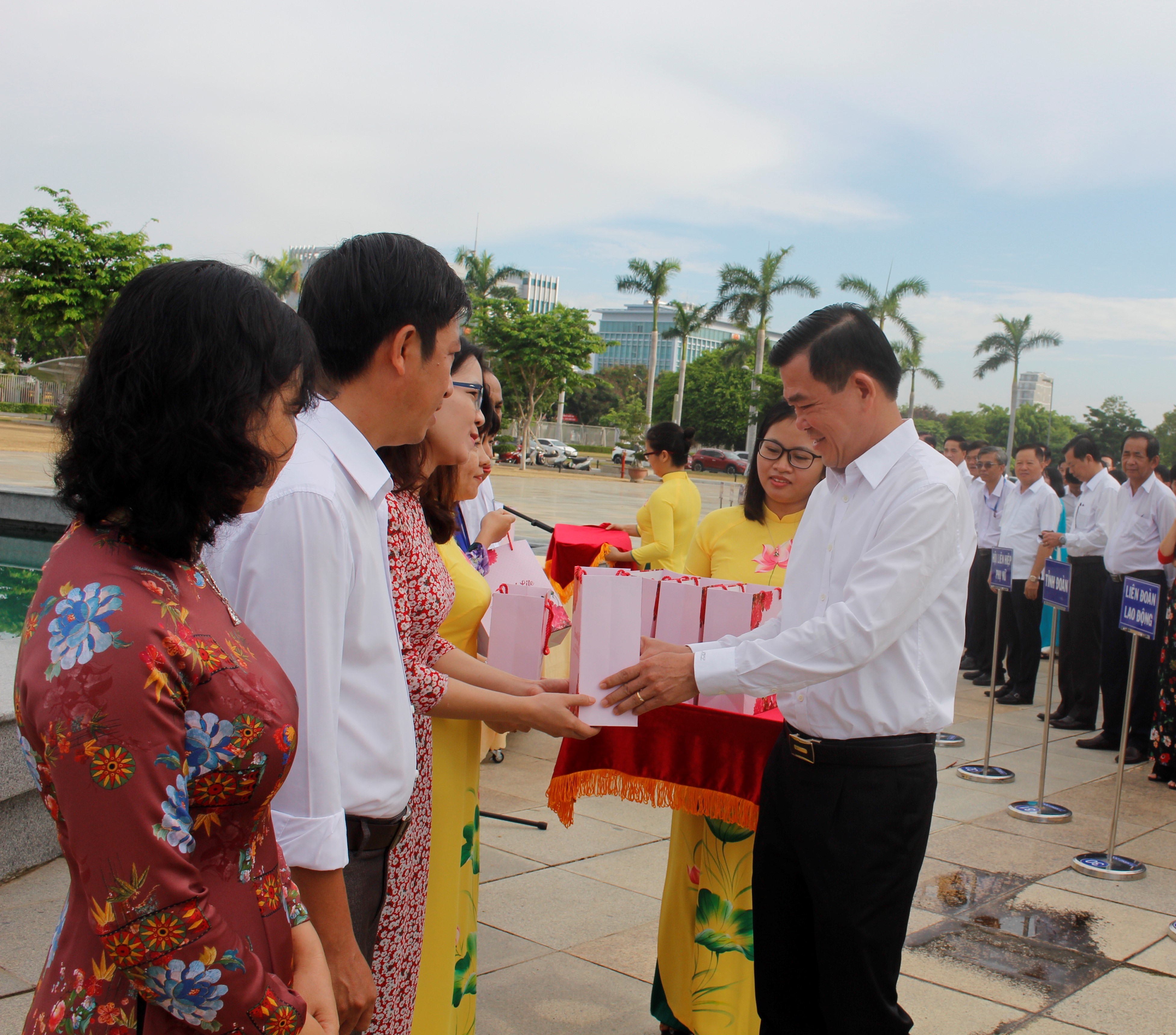 Ông Nguyễn Hồng Lĩnh, Ủy viên Trung ương Đảng, Bí thư Tỉnh ủy, Chủ tịch HĐND tỉnh tặng quà các CBCCVC tại lễ biểu dương dưới cờ.