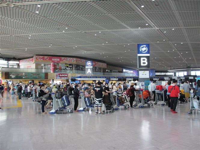 Chờ làm thủ tục ở sân bay Narita, Nhật Bản. 